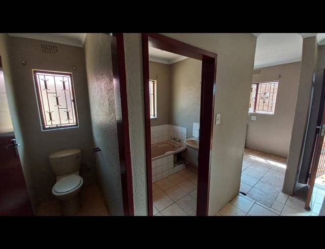 5 BEDROOM HOUSE FOR SALE IN DANVILLE